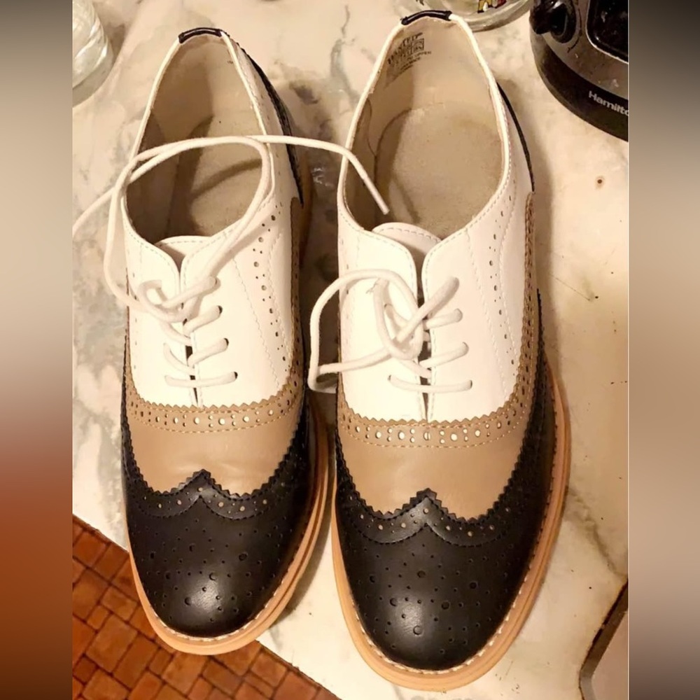 Women’s Two-Tone Oxford Shoes